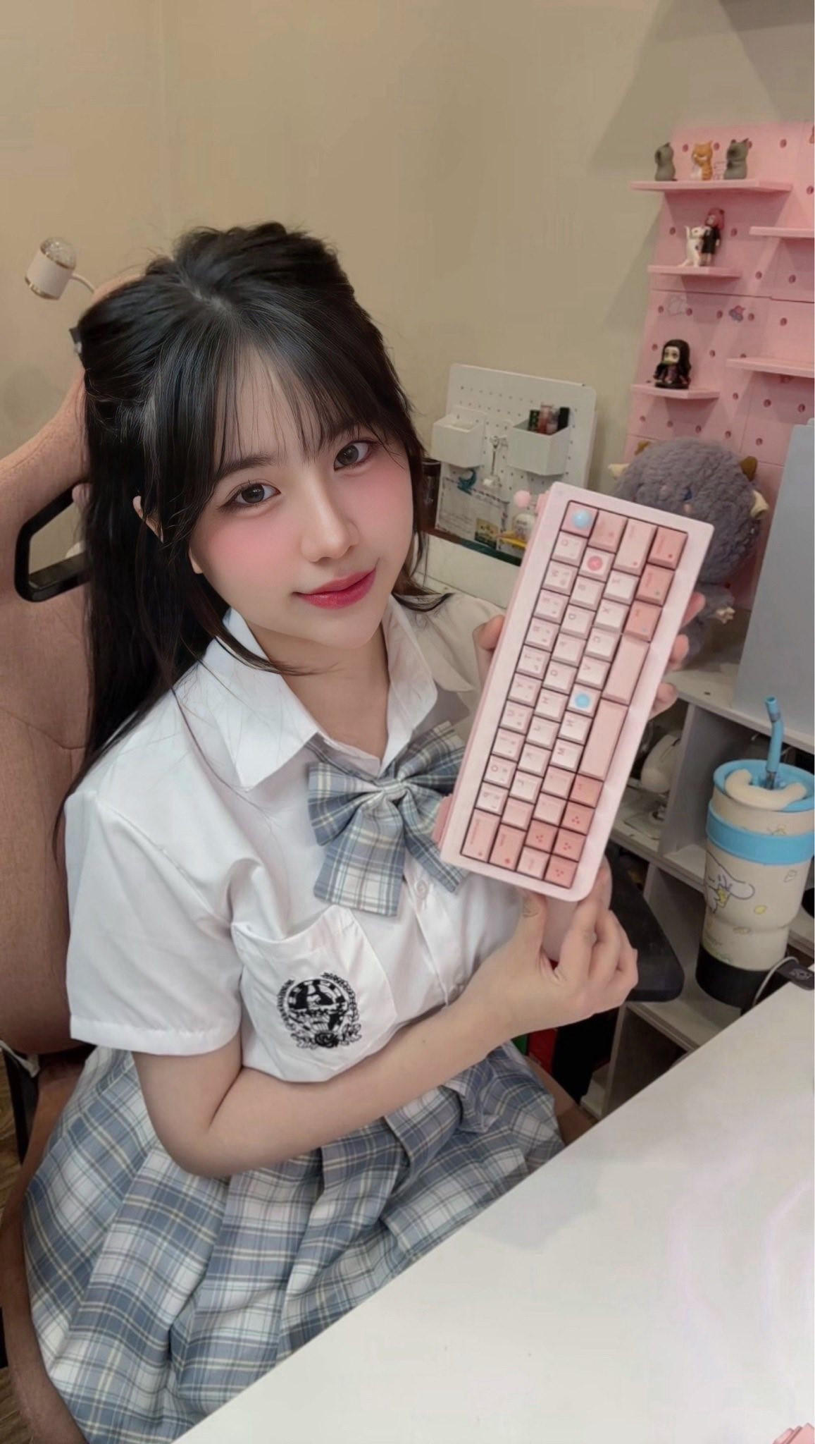 Cộng đồng mạng không chỉ mê góc livestream mà còn dành nhiều lời khen cho nhan sắc của cô. (Ảnh: gamek)