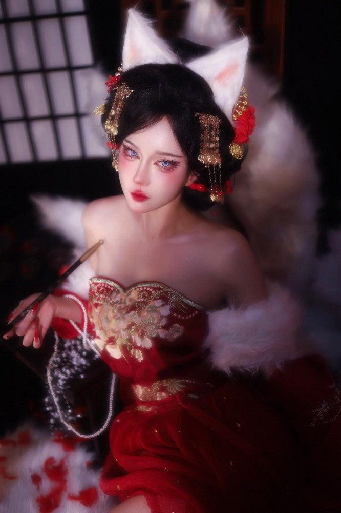 Thần thái của Thiên Thy chính là điểm nhấn, khi từng ánh mắt, nụ cười đều lột tả đúng cái hồn bí ẩn, ma mị của Ahri.