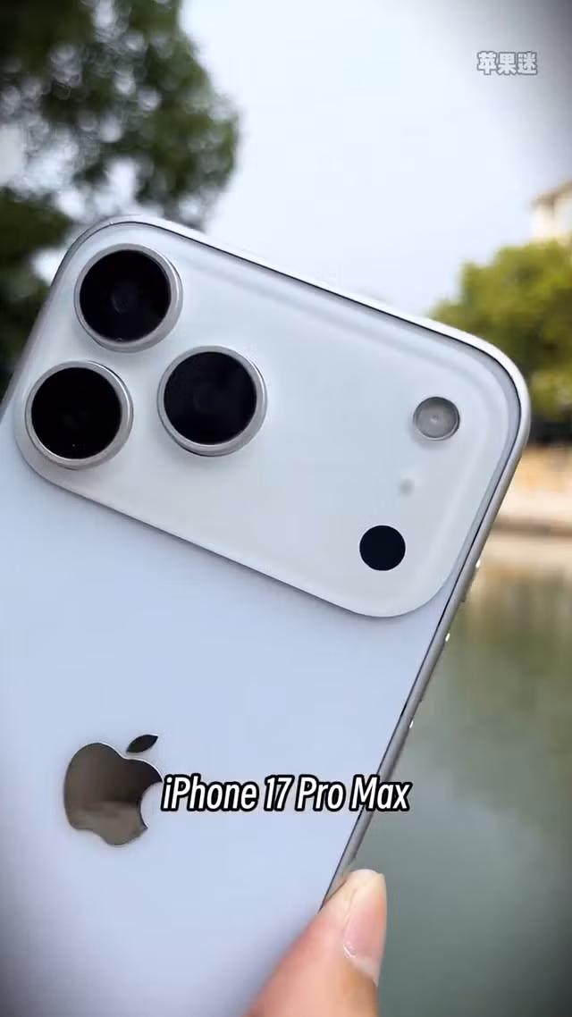 Nhiều đồn đoán cho rằng Apple có thể đổi tên iPhone 17 Pro Max thành iPhone 17 Ultra để phản ánh định hướng mới. (Ảnh: SimplyMac)