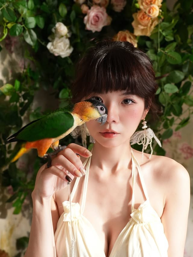 Những khoảnh khắc chim đậu trên vai, trên đầu hay tạo dáng cùng chủ nhân tạo nên loạt ảnh vừa nghệ thuật vừa đáng yêu.