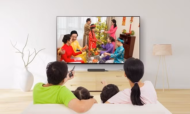 Không chỉ phục vụ giải trí, TV mua dịp Tết còn trở thành điểm nhấn không gian sống và trung tâm điều khiển nhà thông minh trong năm mới.