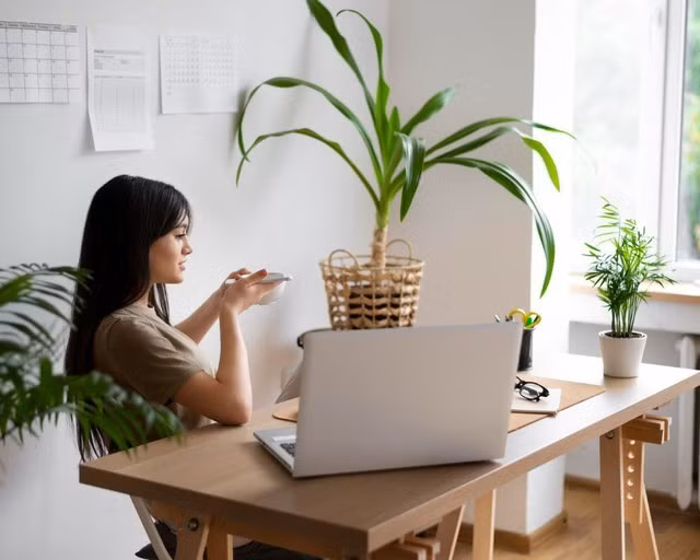 Thay vì hồ sơ giấy, họ ưu tiên săn việc trên nền tảng trực tuyến chỉ với vài cú chạm.