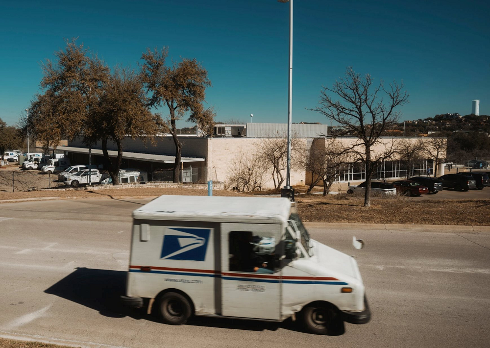 Tuy nhiên, điều tra của New York Times cho thấy ông lập hơn 90 công ty tại Texas.