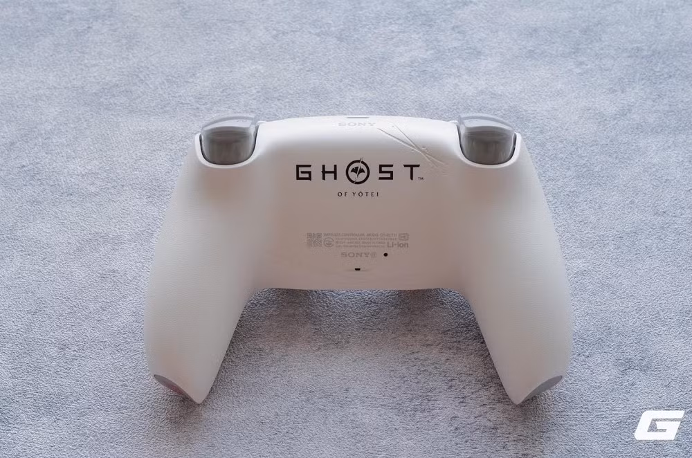 Ngay từ vỏ hộp, người chơi đã được chiêm ngưỡng một “bức tranh sống” với ngọn núi Yotei, cáo, đền Torii và nét mực sumi-e đầy tinh tế. (Ảnh: Genk)