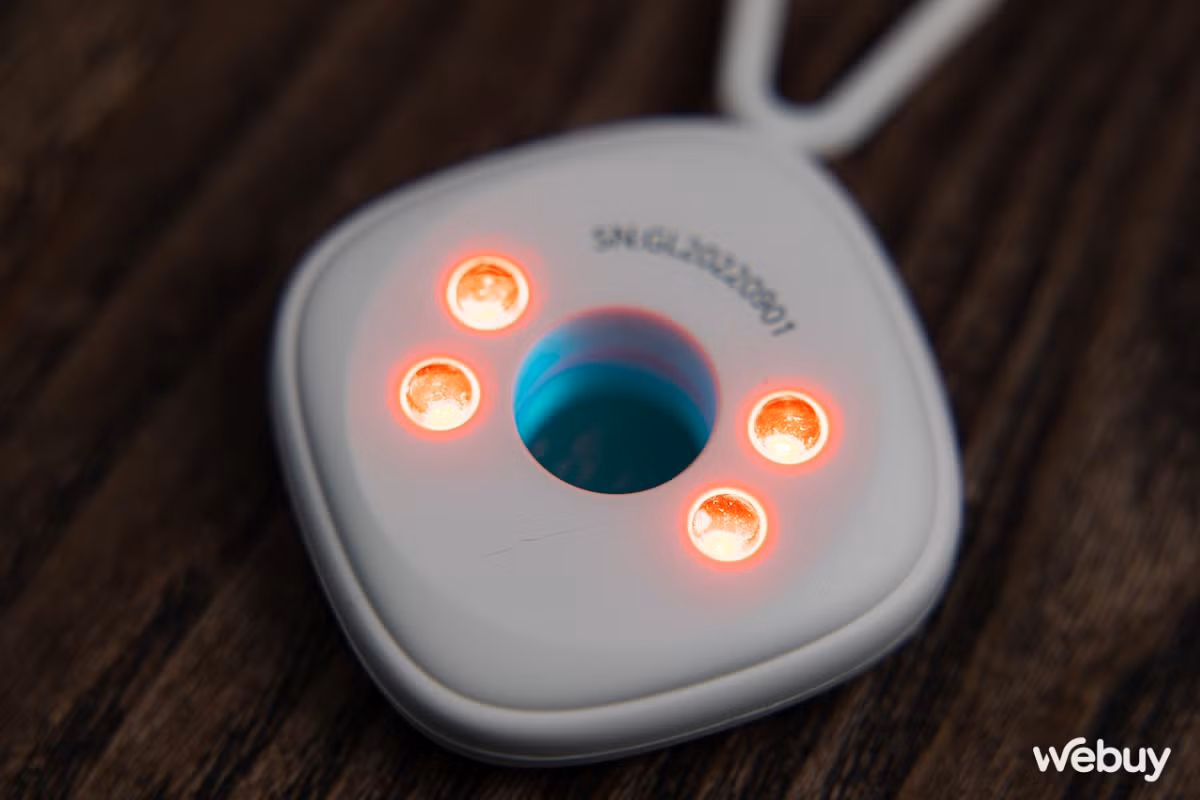 Trong đó, máy dò camera ẩn được nhiều người lựa chọn khi lưu trú tại khách sạn, homestay hoặc phòng thay đồ, nơi nguy cơ bị quay lén tồn tại nhưng rất khó phát hiện bằng mắt thường.(Ảnh: Webuy)