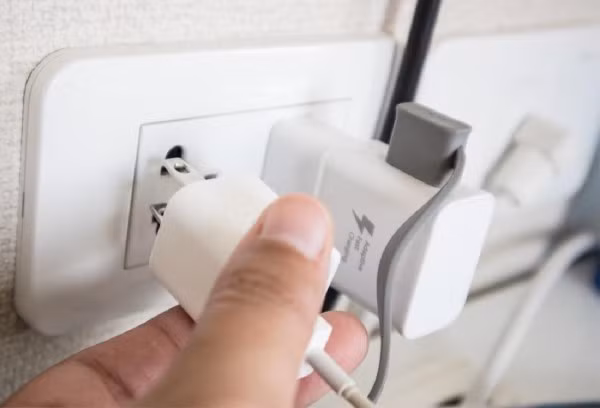 Không nên sử dụng sạc, pin điện thoại kém chất lượng hoặc đã hỏng. (Ảnh: Seve7)