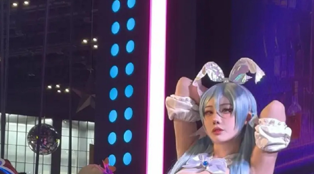 Thần thái lạnh lùng, ánh mắt sắc sảo và biểu cảm chuyên nghiệp khiến nhiều người lầm tưởng đây là nhân vật bước ra từ thế giới ảo.