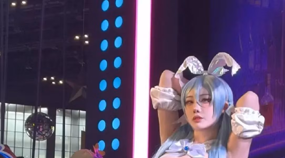 Thần thái lạnh lùng, ánh mắt sắc sảo và biểu cảm chuyên nghiệp khiến nhiều người lầm tưởng đây là nhân vật bước ra từ thế giới ảo.