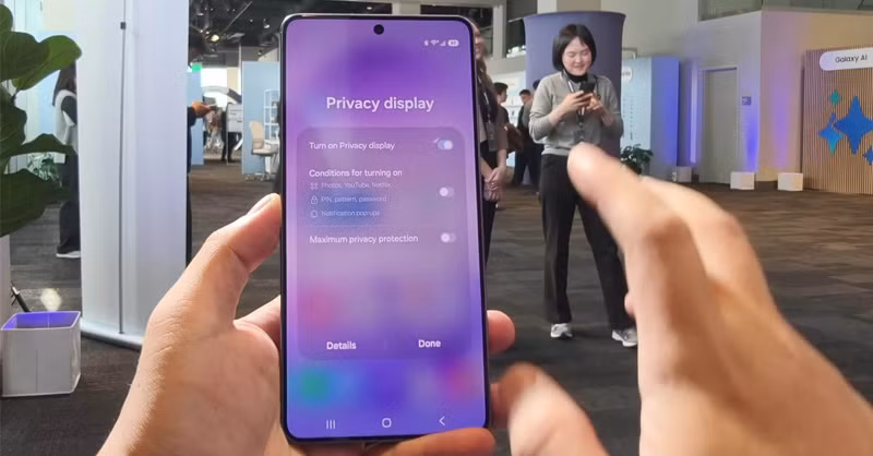 Máy còn có tính năng Privacy Display giúp hạn chế người khác nhìn nội dung.