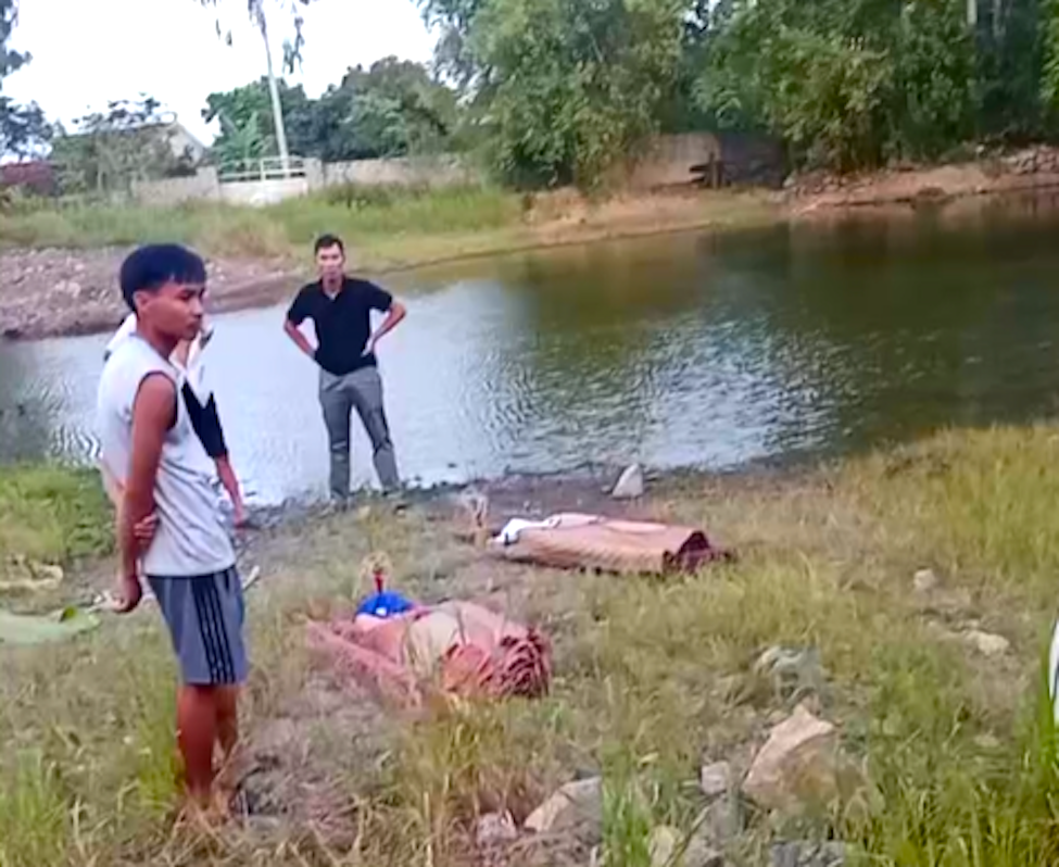 Hiện trường tìm thấy thi thể 2 học sinh dưới vũng nước.