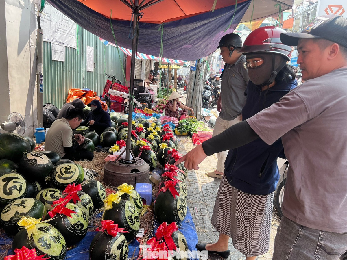 View - Hái ra tiền ngày Tết với dưa khắc chữ, dừa dát vàng phong thủy | Báo Tri thức và Cuộc sống - TIN TỨC PHỔ BIẾN KIẾN THỨC 24H