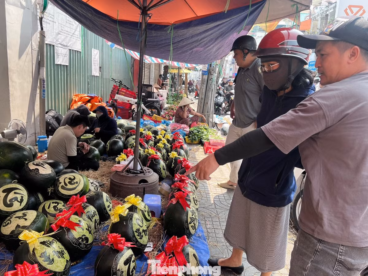 Nhờ sản phẩm độc đáo, quầy dưa hấu này liên tục có khách đến hỏi giá, đặt hàng.