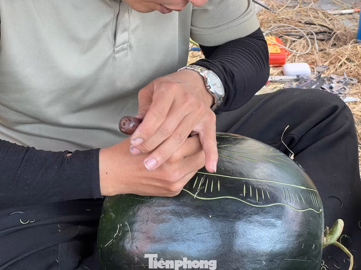 Để hoàn thành một trái dưa có chữ nổi rõ, đều và đẹp, người thợ dùng bút phác thảo trước, sau đó mới dùng dao khắc theo từng nét. Mỗi đường cắt đòi hỏi sự chính xác và nhẹ tay để không làm phạm vào phần ruột.