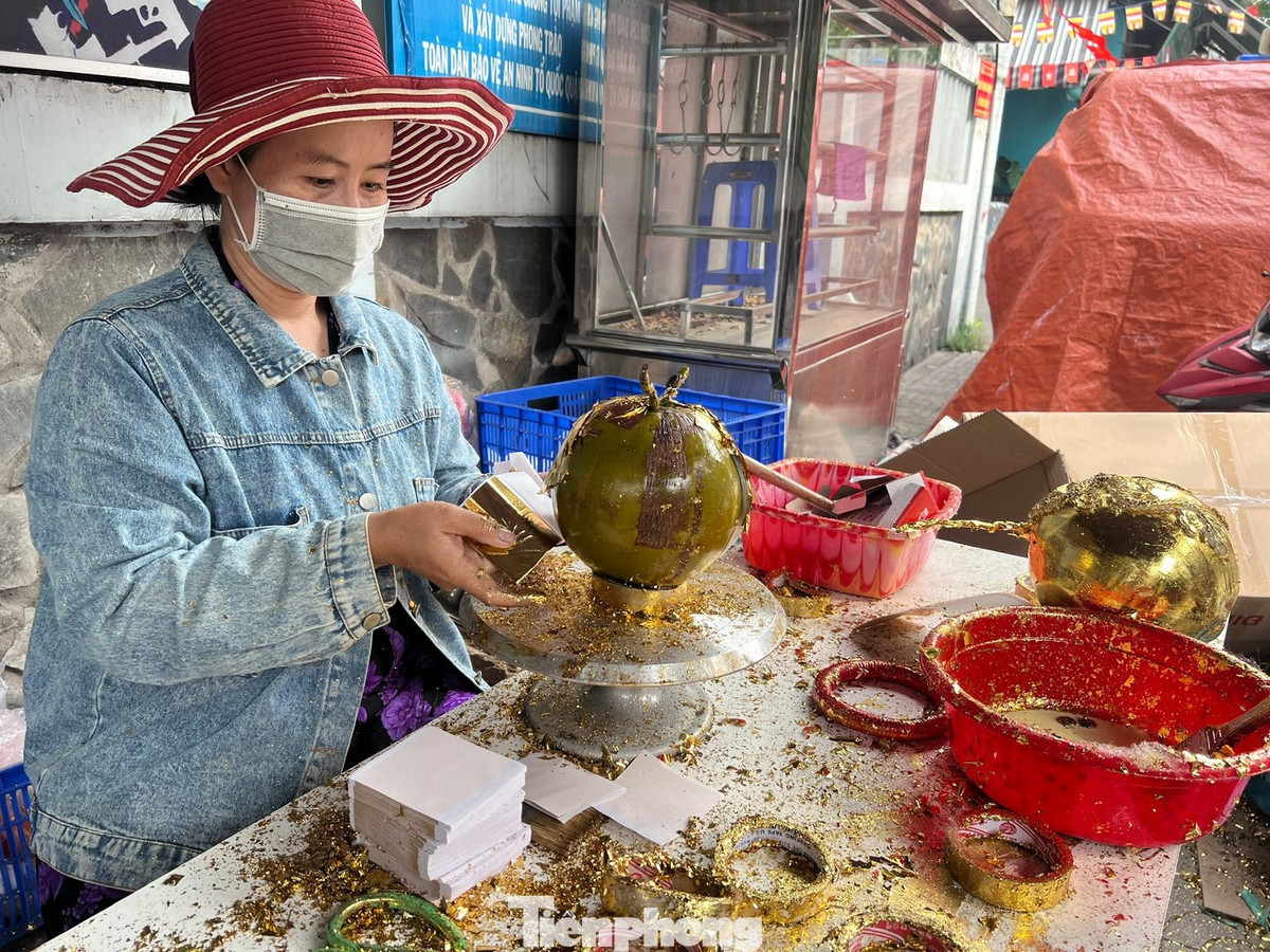 View - Hái ra tiền ngày Tết với dưa khắc chữ, dừa dát vàng phong thủy | Báo Tri thức và Cuộc sống - TIN TỨC PHỔ BIẾN KIẾN THỨC 24H