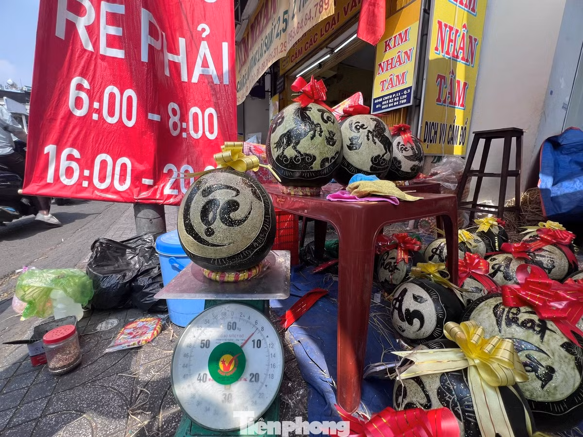 Quả dưa có chữ Lộc này nặng 7kg, sau khi được khắc chữ và trang trí có giá 300.000 đồng đã được khách "chốt đơn" để bày mâm ngũ quả trên bàn thờ gia tiên.