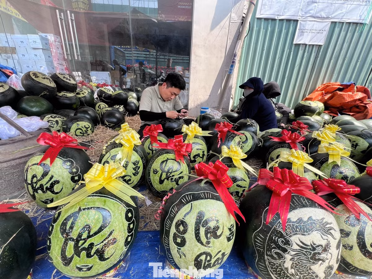 Ngày 14/2 (27 tháng Chạp), cạnh chợ Hòa Hưng (phường Hòa Hưng, TPHCM), một quầy kinh doanh dưa hấu giới thiệu những quả dưa được chạm khắc tỉ mỉ, độc đáo thu hút người dân tìm đến mua về chưng Tết.