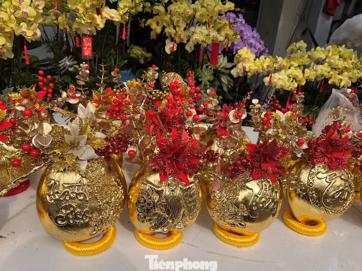 Qua bàn tay khéo léo của những người thợ, dừa được thay áo mới với nhiều kiểu dát vàng khác nhau. Bề mặt được tạo hình công, phượng, chữ tài lộc, trên đầu điểm xuyết những lông công hay những chiếc lá bắt mắt.