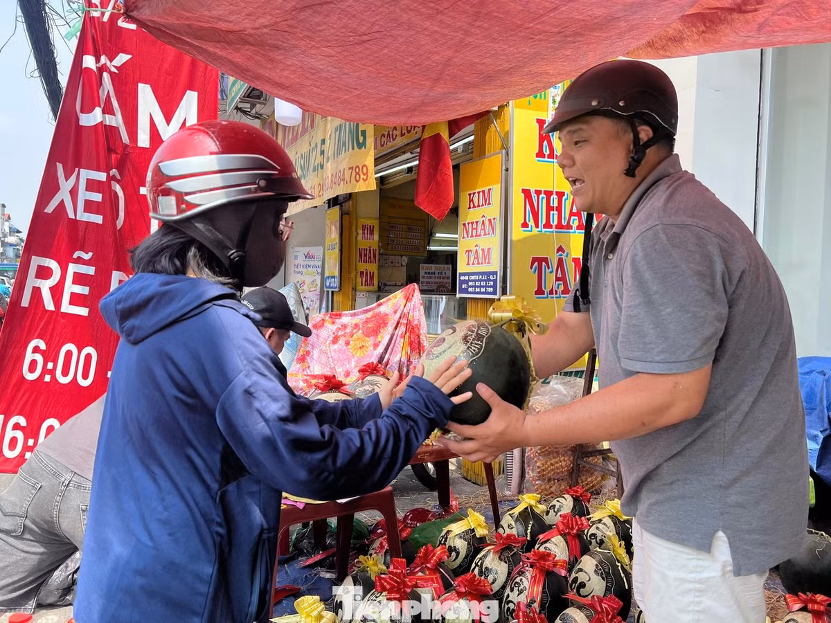 Khách hàng chọn được quả dưa hấu ưng ý về chưng Tết.