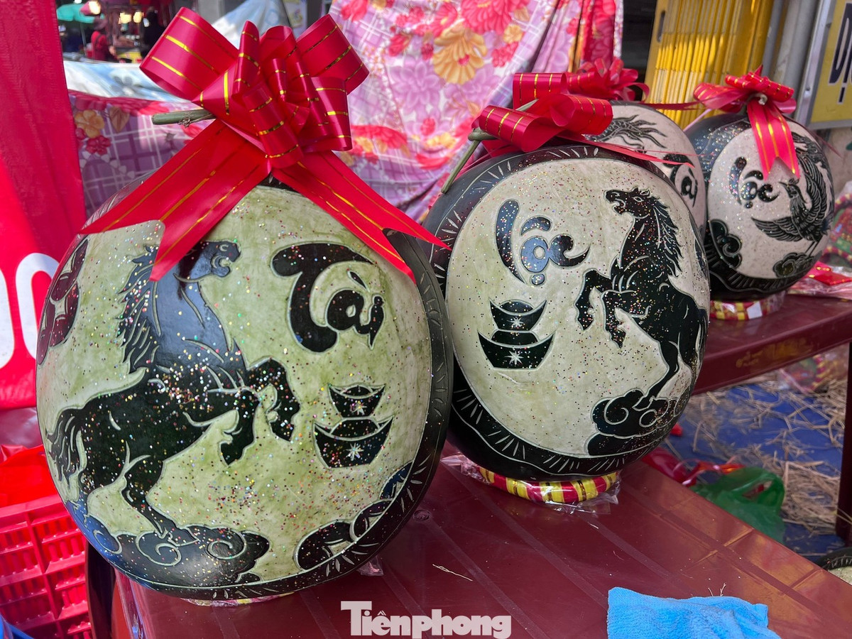 View - Hái ra tiền ngày Tết với dưa khắc chữ, dừa dát vàng phong thủy | Báo Tri thức và Cuộc sống - TIN TỨC PHỔ BIẾN KIẾN THỨC 24H