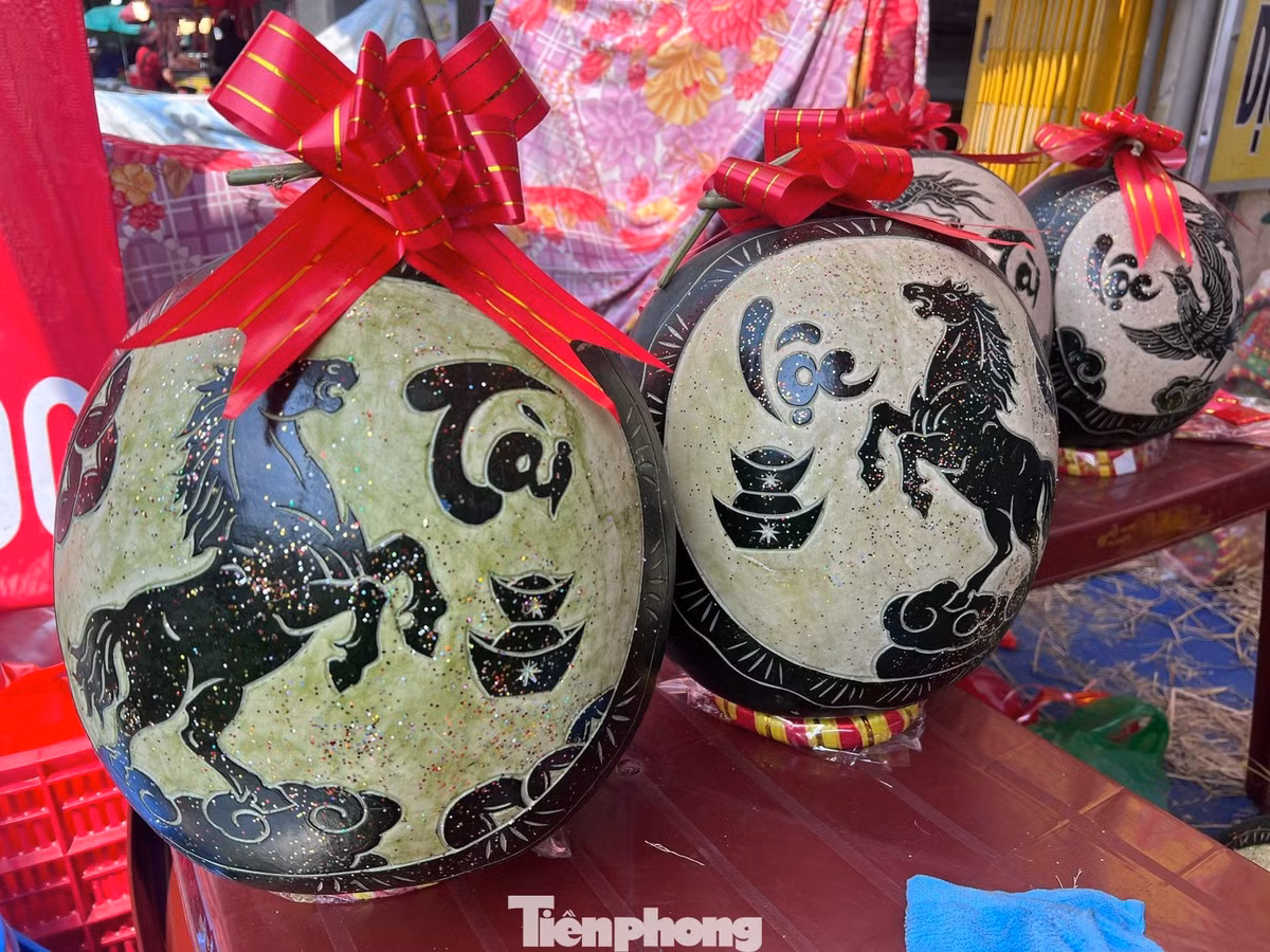 Những trái dưa hấu vỏ xanh được chạm khắc chữ "Tài", "Lộc" tinh xảo, bắt mắt cùng với hình chú ngựa - linh vật năm 2026 cùng với thỏi vàng mang nghĩa "mã đáo thành công".