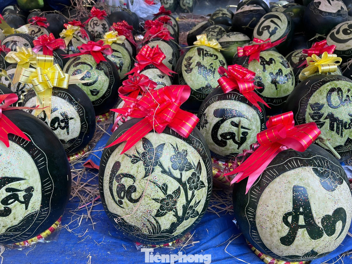 View - Hái ra tiền ngày Tết với dưa khắc chữ, dừa dát vàng phong thủy | Báo Tri thức và Cuộc sống - TIN TỨC PHỔ BIẾN KIẾN THỨC 24H