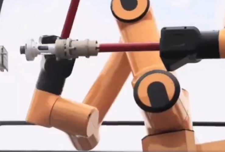 Robot sử dụng công nghệ cắt laser để bóc lớp cách điện và nối dây với độ chính xác tuyệt đối.