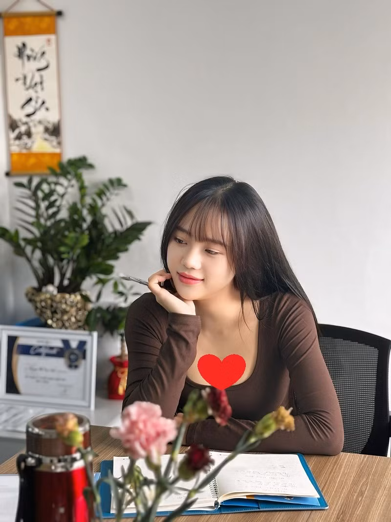 Mái tóc dài suôn mượt, làn da mịn màng và nụ cười thoáng qua tạo cảm giác chân thật.