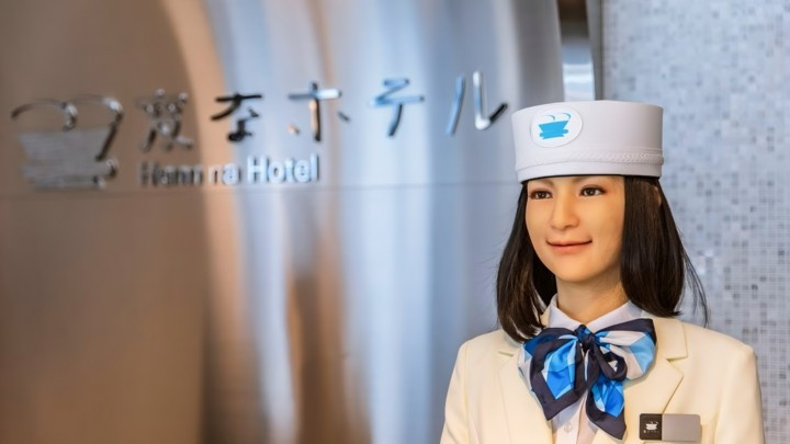 Hơn 240 robot đảm nhiệm từ lễ tân, vận chuyển hành lý đến trợ lý phòng, tạo trải nghiệm mới lạ cho du khách.