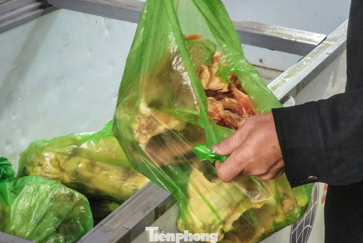 Sau nhiều năm, cơ quan chức năng và gia đình ông Chiến chưa tìm ra phương án quản lý, nuôi nhốt đàn hổ. Theo người nuôi, mỗi ngày, đàn hổ tiêu thụ khoảng 4 triệu đồng thức ăn, chủ yếu là gà, thịt bò..., cộng với chi phí mua sắm vật dụng, gia cố chuồng trại, thuê người trông coi bảo vệ, thú y nên mỗi năm tiêu tốn hàng tỷ đồng. Nguồn kinh phí rất lớn, đều do gia đình bỏ ra. Sau nhiều năm chủ trại cho biết đã rất khó khăn, không đủ khả năng duy trì.