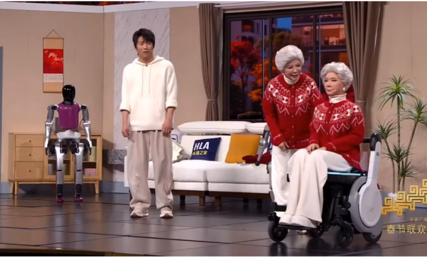 Robot “bà ngoại” với biểu cảm giống người thật cũng chỉ là kết quả của dữ liệu được lập trình trước. (Ảnh: Cailian)