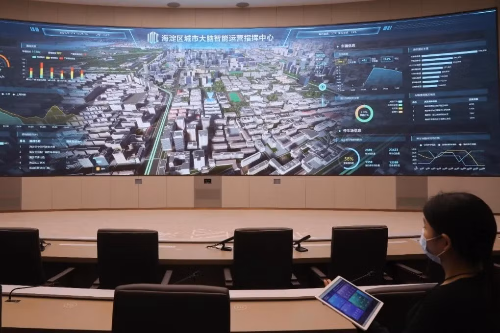 Tất cả dữ liệu được xử lý tập trung qua các nền tảng như City Brain hay Traffic Brain nhằm điều tiết đèn tín hiệu và dự báo ùn tắc theo thời gian thực.