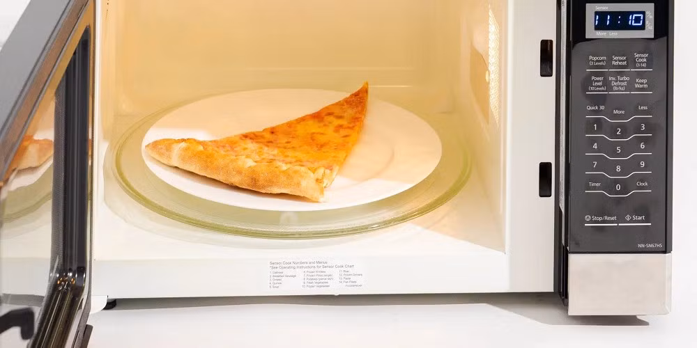 Khi hâm nóng, nhiều người thắc mắc vì sao lò vi sóng bắt thức ăn phải xoay tròn thay vì đứng yên.