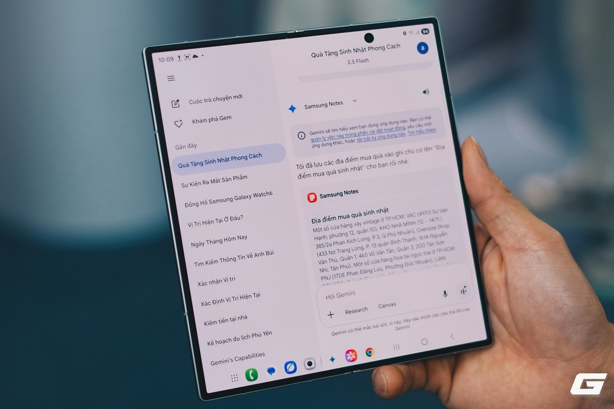 Galaxy Z Fold7 hỗ trợ Galaxy AI tiếng Việt toàn diện, trong khi Apple Intelligence vẫn chưa có.(Ảnh: Genk)