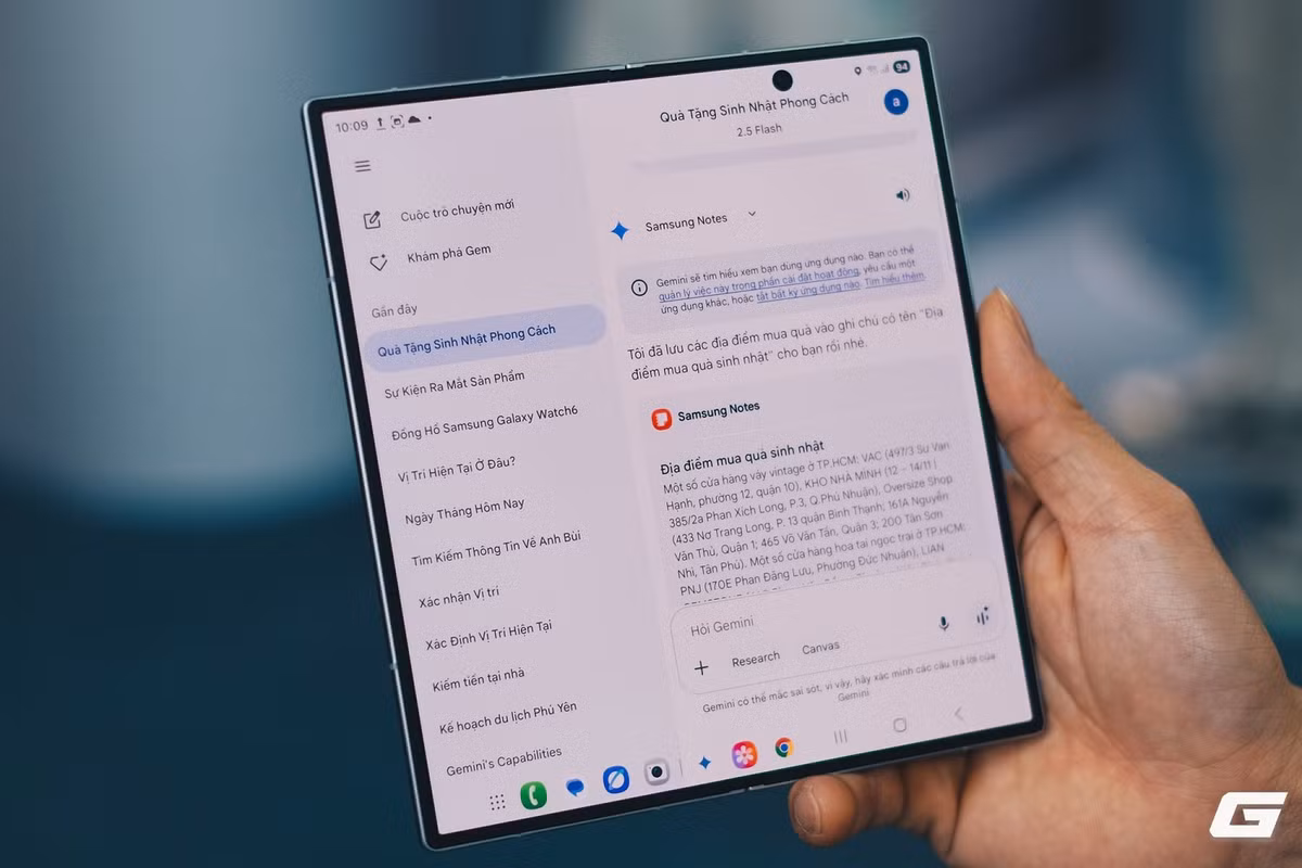 Galaxy Z Fold7 hỗ trợ Galaxy AI tiếng Việt toàn diện, trong khi Apple Intelligence vẫn chưa có.(Ảnh: Genk)
