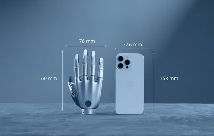 Về nguyên lý hoạt động, hệ thống cảm biến trên tay giả sẽ thu nhận tín hiệu điện cơ phát sinh từ phần cơ còn lại của người dùng – những tín hiệu vốn được não bộ gửi đi khi con người có ý định thực hiện một chuyển động cụ thể trong đời sống hàng ngày.