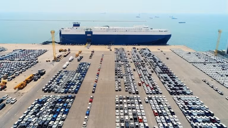 Tàu dài 228m, rộng gần 38m, có thể chở tối đa 9.500 xe ô tô cùng lúc.(Ảnh: markettimes.vn)