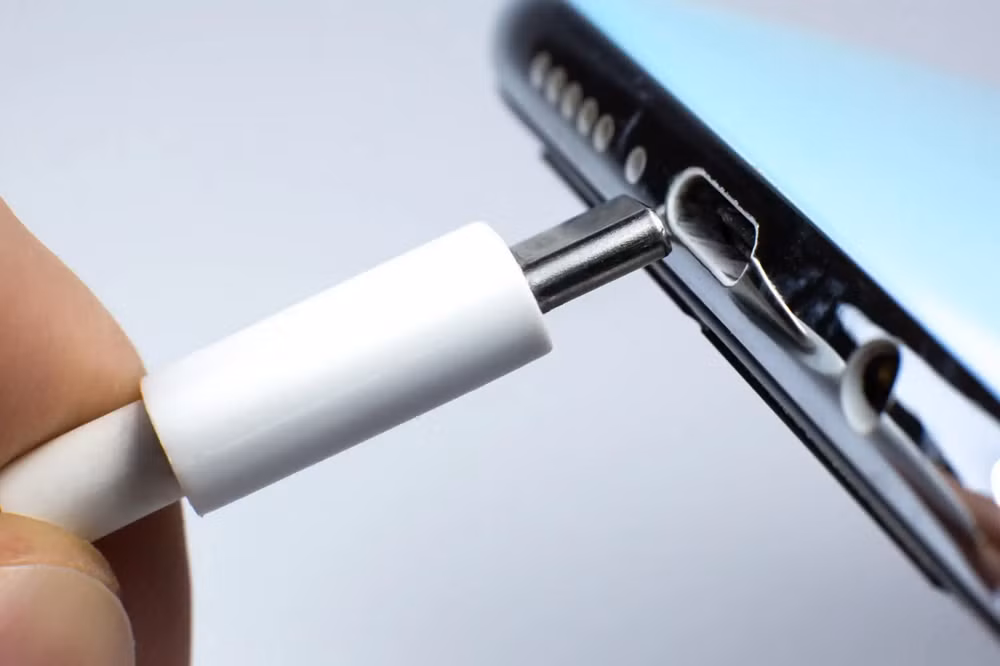 Trước khi cổng USB-C trở thành tiêu chuẩn phổ biến trên smartphone hiện đại, người dùng từng phải làm quen với hàng loạt cổng sạc khác nhau, gây không ít bất tiện trong quá trình sử dụng.