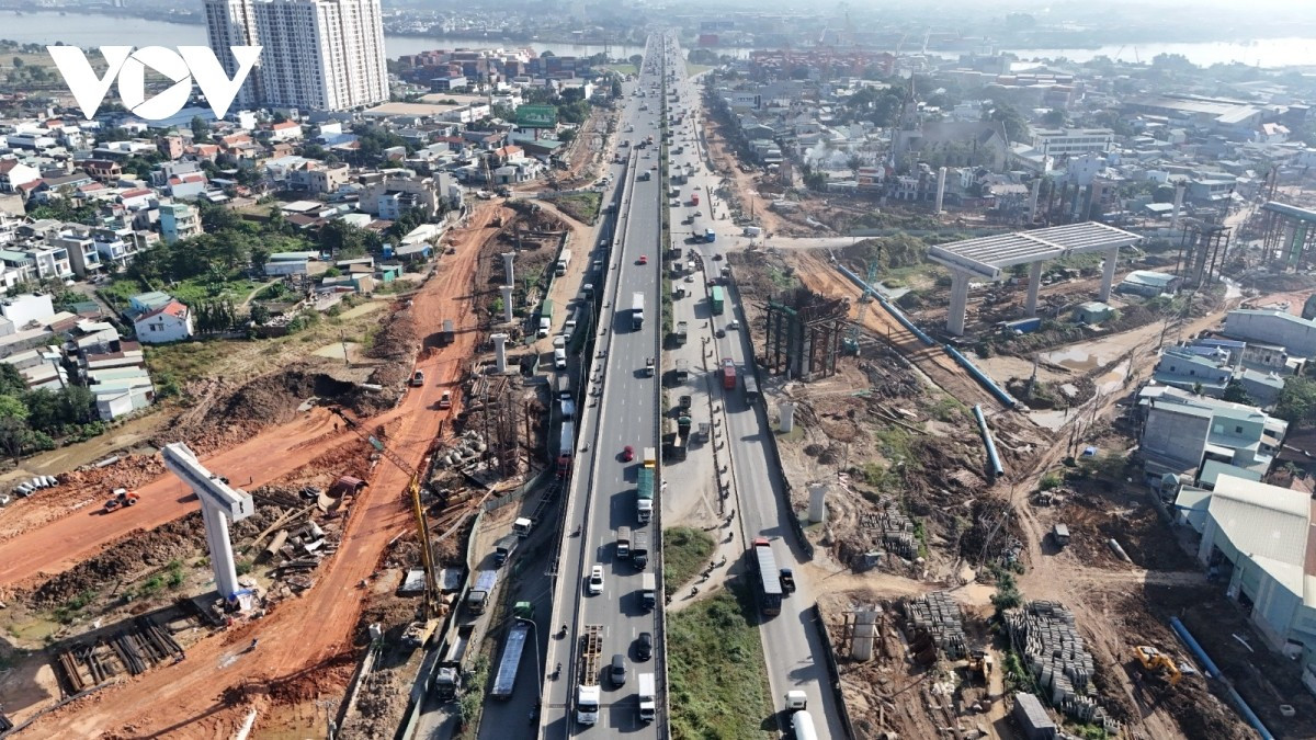 Được biết lý do các nhà thầu đưa ra là họ đang bị thiếu hụt nghiêm trọng cát và đá xây dựng.