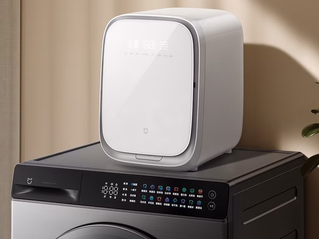 Kích thước máy chỉ 32,8 x 45,2 x 46,1 cm, khối lượng giặt 1,2 kg, sấy 0,5 kg.