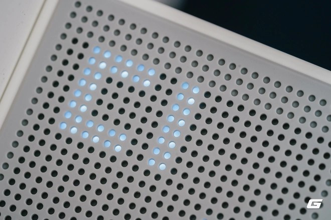 Điểm đặc biệt là màn hình dot-matrix hiển thị watt theo thời gian thực, tạo trải nghiệm thú vị.(Ảnh: Genk)