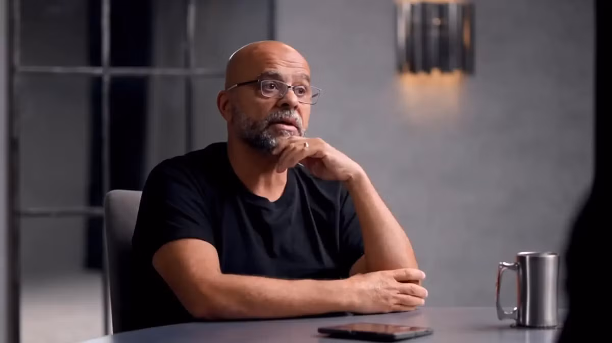 Mo Gawdat, cựu Giám đốc Kinh doanh của Google X, cảnh báo AI sẽ thay thế hầu hết công việc trí óc trong thập kỷ tới.