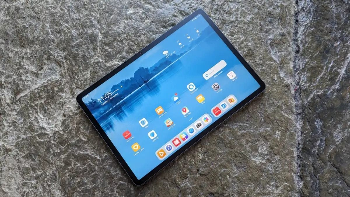 Thiết kế kim loại nguyên khối mỏng 6,85 mm, trọng lượng 499 g và bề mặt lưng nhám mang lại cảm giác hoàn thiện cao cấp và cầm nắm thoải mái.