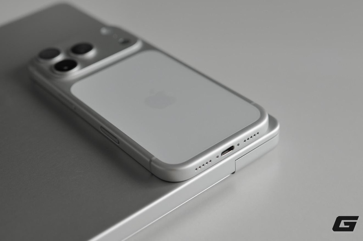 Dù vậy, nhôm dễ xước và móp hơn titan, buộc người dùng cân nhắc bảo vệ bằng ốp.(Ảnh: Genk)