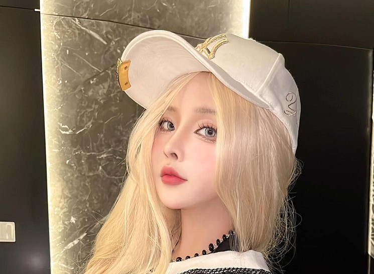 Sayo Momo vốn nổi tiếng với phong cách sexy, lạnh lùng và loạt màn hóa thân đỉnh cao trong làng cosplay Việt.