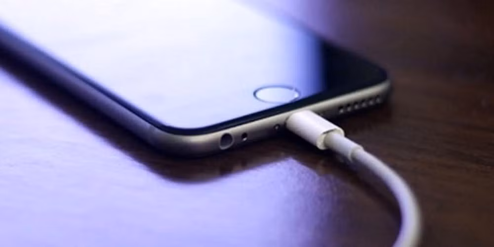 Theo các chuyên gia, pin lithium-ion bị ảnh hưởng bởi nhiệt độ, cách sạc và thời gian sử dụng.