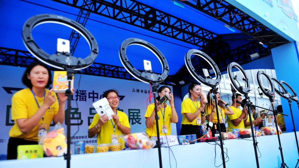 Đến năm 2025, nhiều công ty lớn trong ngành bắt đầu thua lỗ, kéo theo việc cắt giảm chi phí và giảm mạnh mức thuê streamer.