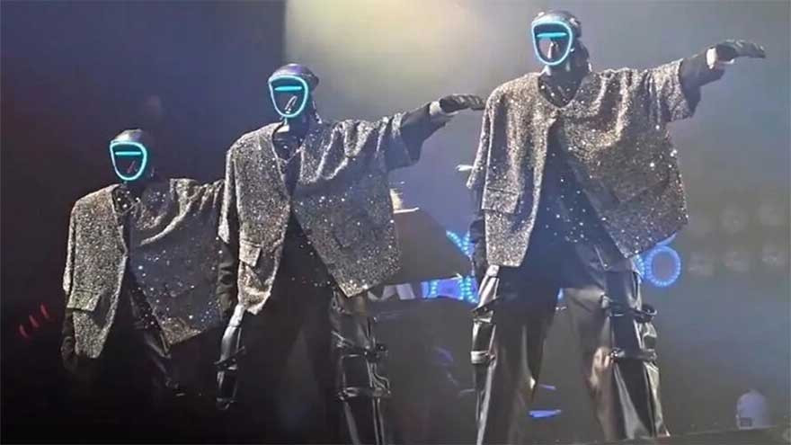 Buổi fanmeeting và hòa nhạc trong khuôn khổ tour Best Place Tour của Vương Lực Hoành tại Thành Đô đã ghi dấu một khoảnh khắc lịch sử của công nghệ giải trí.