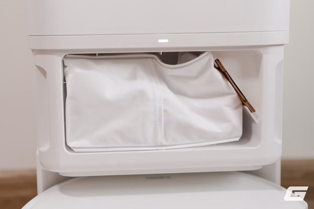 Đáng chú ý, chổi chính chống rối tóc dạng chữ Y giúp hạn chế tối đa tình trạng tóc quấn vào trục, giảm công sức vệ sinh thủ công cho người dùng.(Ảnh: Genk)