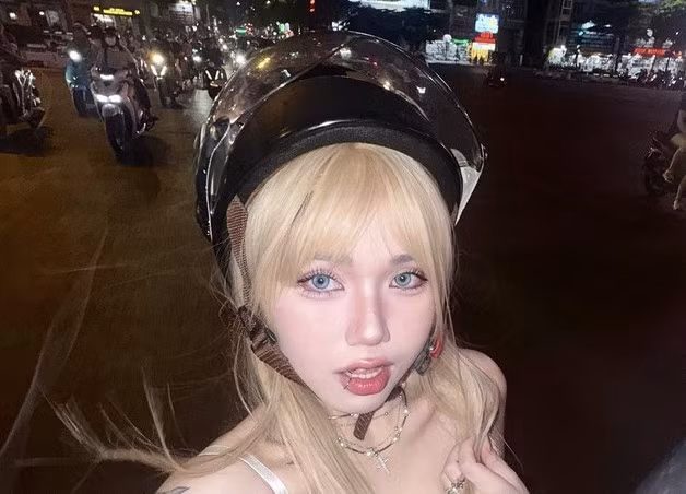 Trên mạng xã hội, cô thường đăng ảnh thời trang đường phố, cosplay và khoảnh khắc chơi game đầy năng lượng.(Ảnh: FBNV)