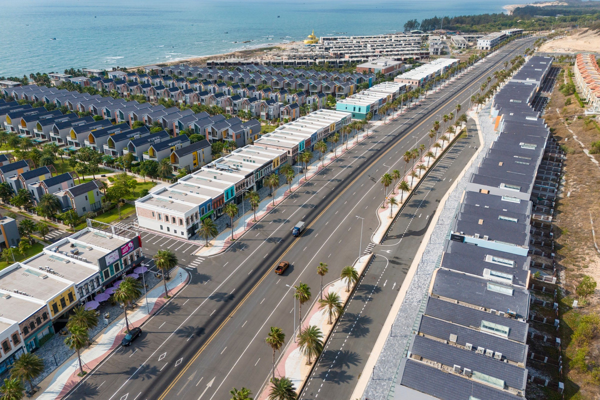 Cách đó khoảng 30 km, đoạn đường chạy qua một khu nghỉ dưỡng ở xã Bình Châu đã được mở rộng lên 8 làn xe bằng nguồn vốn doanh nghiệp.